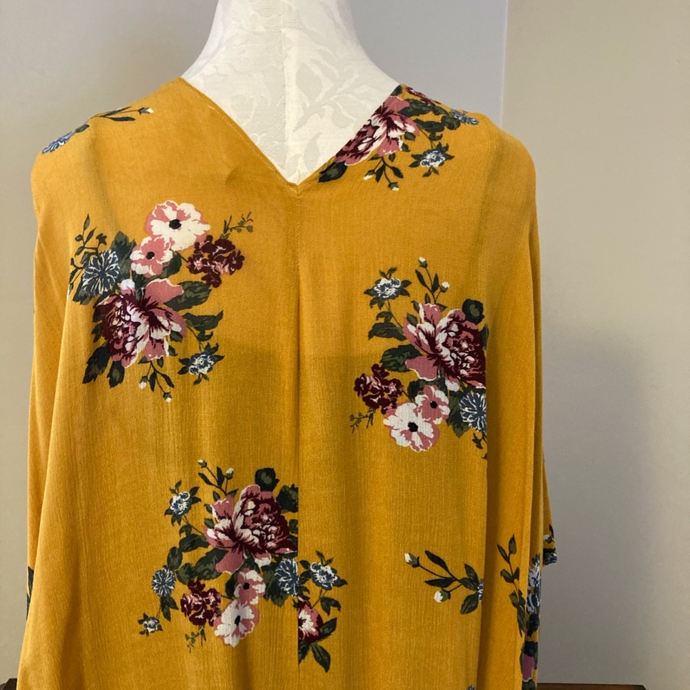 K Jordan gold and floral kimono, size L. - Picture 6 of 10